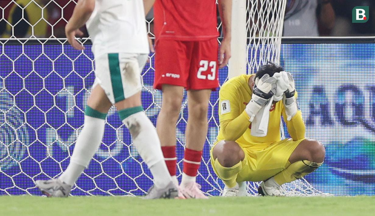 Kiper Timnas Indonesia, Ernando Ari, begitu kecewa saat ditaklukkan Irak pada laga Grup F putaran kedua Kualifikasi Piala Dunia 2026 zona Asia di Stadion Utama Gelora Bung Karno (SUGBK), Senayan, Jakarta, Kamis (6/6/2024). (Bola.com/M Iqbal Ichsan)