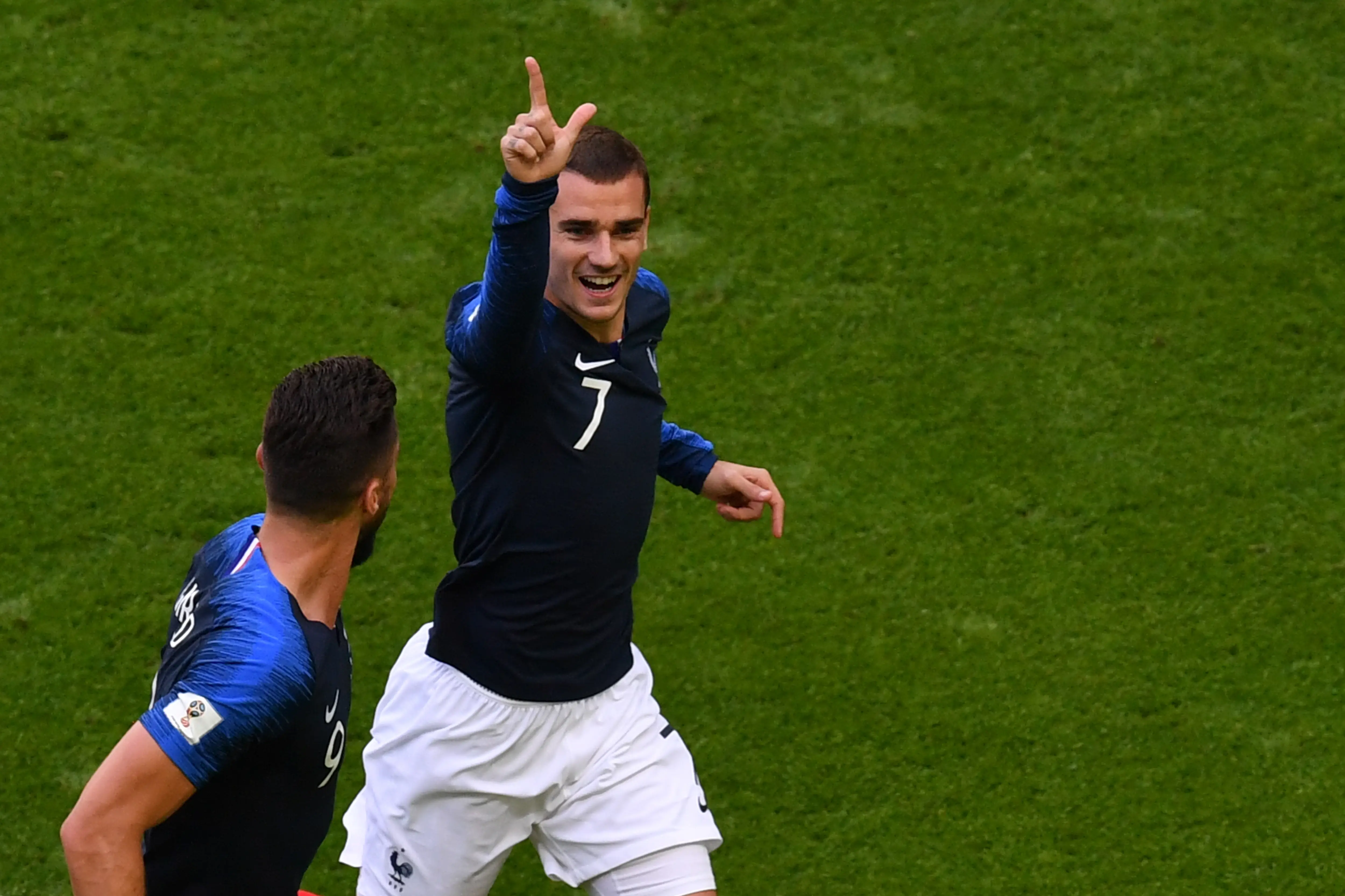 Penyerang Timnas Prancis, Antoine Griezmann, melakukan selebrasi usai mencetak gol via tendangan penalti ke gawang Argentina, pada laga perdelapan final Piala Dunia 2018, di Kazan Arena, Sabtu (30/6/2018) malam WIB.  (AFP/Saeed Khan)