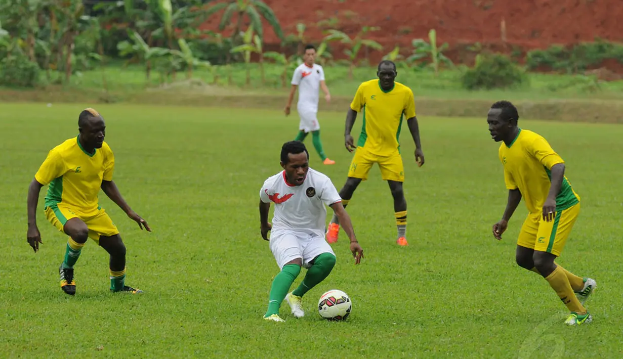 Gelandang Timnas U-23 Indonesia, Yohanes Ferinando Pahabol (kedua dari kiri) berusaha lolos dari kepungan tiga pemain asing saat berlatih tanding di POR Sawangan, Depok, Rabu (31/12/2014). (Liputan6.com/Helmi Fithriansyah)