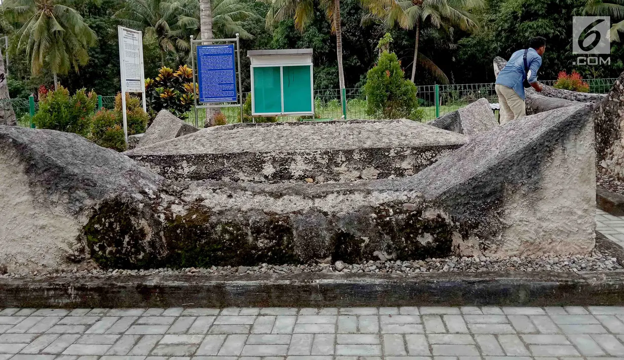 Sejumlah makam terlihat di kompleks pemakaman Raja Bulonggodu atau Blongkod di Desa Dunggala, Tapa, Bone Bolango, Gorontalo, Sabtu (18/5/2019). Raja Bulonggodu dipercaya pernah memerintah Kerajaan Atinggola atau Bintauna. (Liputan6.com/Arfandi Ibrahim)