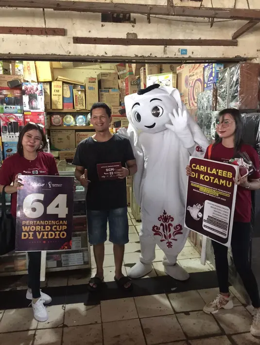 Maskot Piala Dunia 2022, La'eeb berfoto bersama warga saat mengunjungi Pasar Sentra Antasari, Banjarmasin, Kalimantan Selatan, Sabtu (29/10/2022). Sang maskot akan mengunjungi total 11 kota besar di Indonesia dalam program bertajuk Piala Dunia di Langit Indonesia "Berburu La'eeb". (FOTO: Dok. SCM)