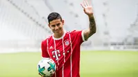 Mantan pemain Real Madrid, James Rodriguez, diperkenalkan sebagai pemain baru Bayern Munchen di Stadion Allianz Arena, Munchen, Rabu (12/7/2017). (EPA/Lukas Barth)