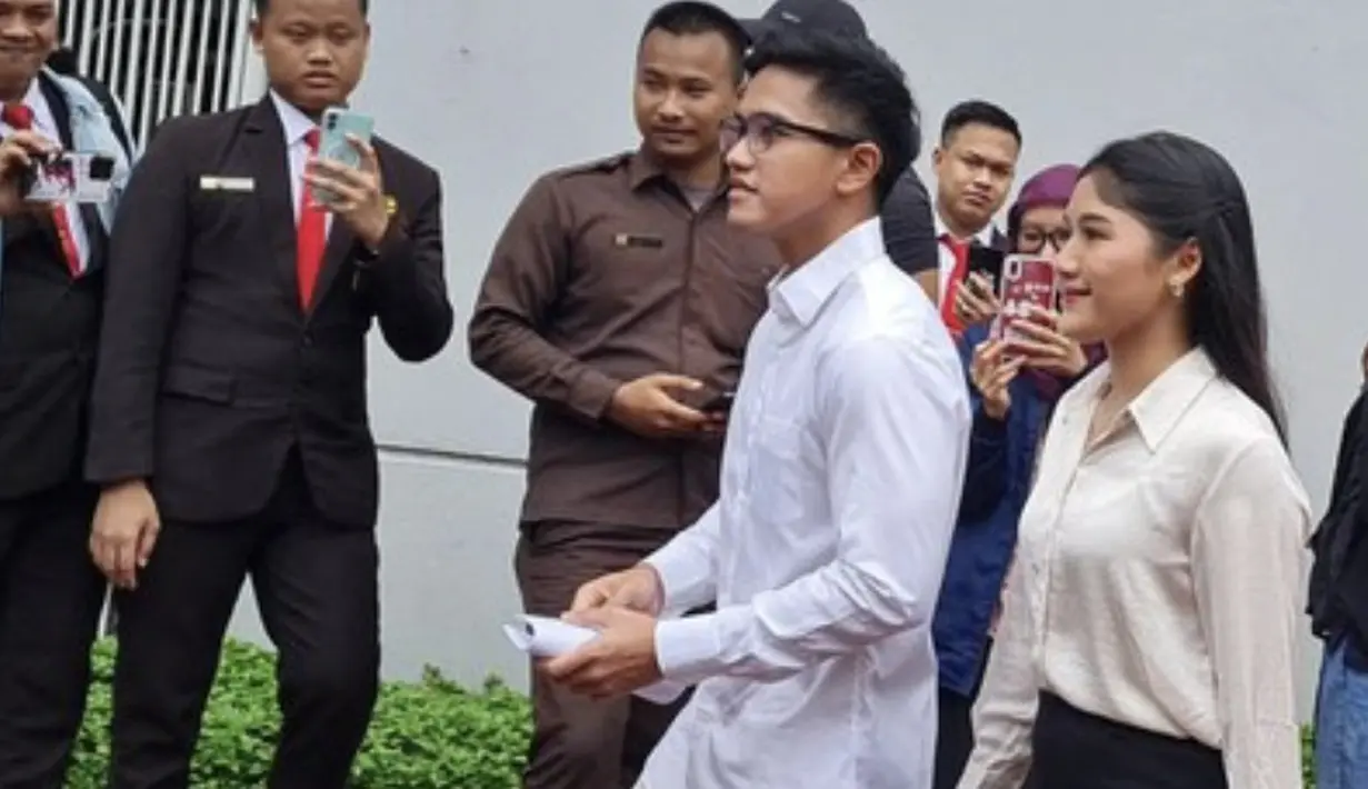 Erina menjinjing tas mewah keluaran rumah mode Dior dengan tipe Dior Lady D-Joy Bag Latte Cannage Lambskin.Dalam laman resminya, tas ini memiliki kisaran harga sekitar Rp85 juta. [Foto: Instagram/ Erina Gudono]