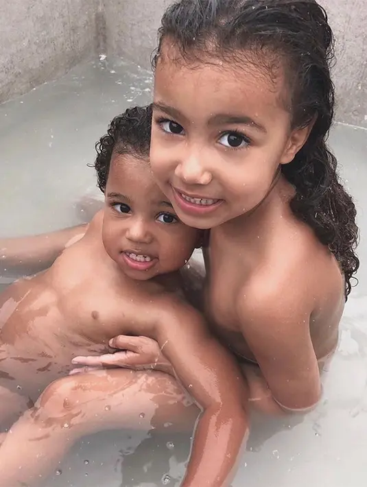 North dan Saint mandi bareng ini. Foto ini diambil dan diunggah oleh sang ibu, Kim Kardashian! (instagram/kimkardashian)