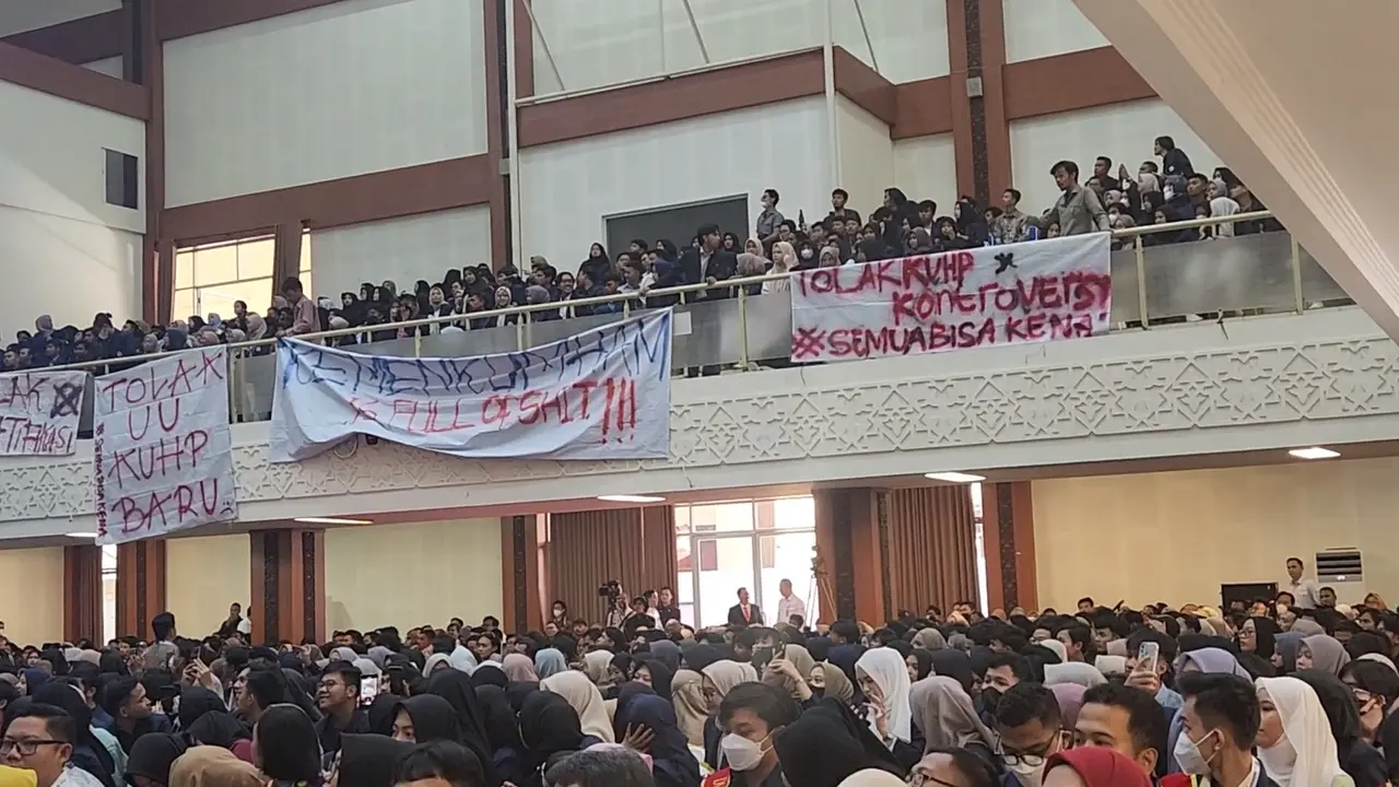 Acara sosialisasi Kitab Undang-Undang Hukum Pidana (KUHP) Nasional yang dihadiri Wakil Menteri Hukum dan Hak Asasi Manusia (Wamenkumham), Edward Omar Sharif Hiariej, di UIN Sunan Gunung Djati, Bandung, diwarnai penolakan.