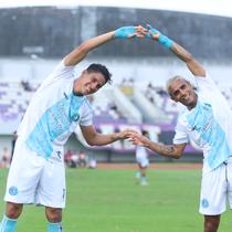 Pemain PSBS Biak, Ruyery Blanco (kiri) dan Luquinhas Luquinhas melakukan selebrasi setelah mencetak gol ke gawang Persita Tangerang dalam laga BRI Super League 2025/2026 di Indomilk Arena, Tangerang, Banten, Senin (16/02/2026). (Bola.com/M Iqbal Ichsan)