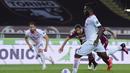 Gelandang AC Milan, Franck Kessie melakukan eksekusi penalti yang berbuah gol kedua timnya ke gawang Torino dalam laga lanjutan Liga Italia 2020/2021 pekan ke-36 di Olympic Stadium, Turin, Rabu (12/5/2021). AC Milan menang 7-0 atas Torino. (LaPresse via AP/Spada)