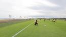 Sejumlah pesepak bola cilik bermain bola di Training Ground Bali United, Gianyar, Senin (28.03/2022). Mereka tampak senang menjajal lapangan latihan Bali United yang berada di pinggir pantai. (Bola.com/ M Iqbal Ichsan)