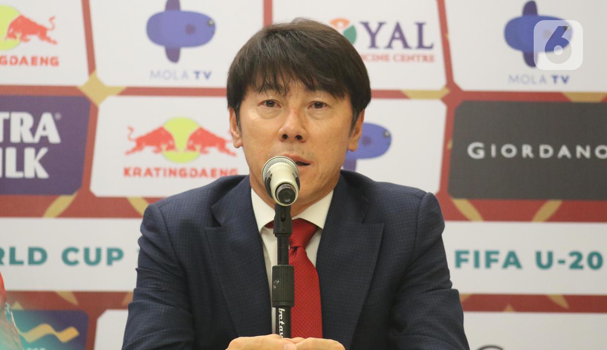 Shin Tae-Yong memberi keterangan resmi pertama saat perkenalan pelatih baru Timnas Indonesia di Ruang VVIP Stadion Pakansari, Kab Bogor, Jawa Barat, Sabtu (28/12/2019). Shin Tae-Yong resmi menandatangani kontrak sebagai pelatih Timnas Indonesia selama 4 tahun. (Liputan6.com/Helmi Fithriansyah)