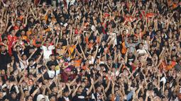 Menurut catatan resmi panitia pertandingan, ada 56.150 penonton yang menghadiri pertandingan Persija Jakarta melawan PSIM Yogyakarta. Mereka menciptakan atmosfer yang luar biasa di SUGBK. (Bola.com/M Iqbal Ichsan)