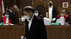 Terdakwa dugaan korupsi pengadaan tiga unit QCC PT Pelindo II tahun 2010, Richard Joost Lino saat sidang pembacaan tuntutan di Pengadilan Tipikor, Jakarta, Kamis (11/11/2021). RJ Lino dituntut pidana penjara 6 tahun, denda Rp500 juta subsider 6 bulan kurungan. (Liputan6.com/Helmi Fithriansyah)