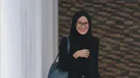 Icha mengenakan denim dan blus longgar yang santai pada salah satu unggahannya di Instagram, Rabu, 9 Agustus 2023. (dok. Instagram @ichasoebandono/https://www.instagram.com/p/CvuammBPw8p/?utm_source=ig_web_copy_link/Rusmia Nely)