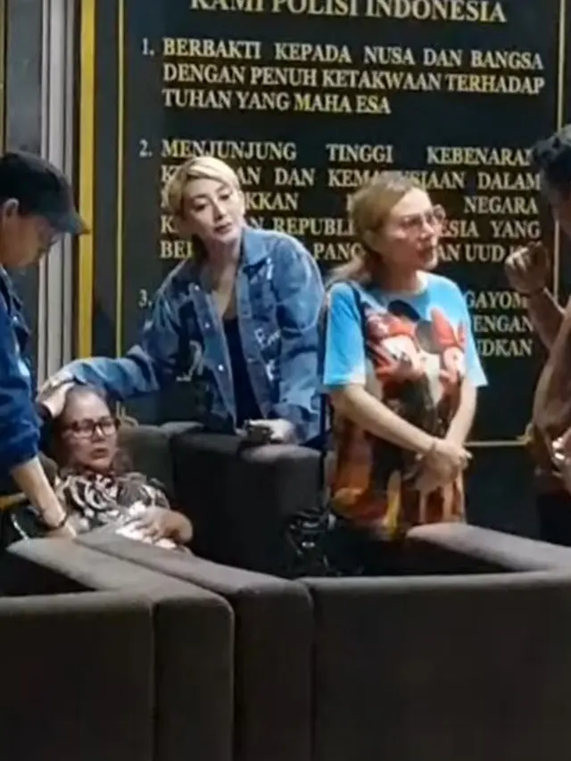 6 Potret Tangis Eva Manurung Jenguk Virgoun di Kantor Polisi, Terduduk Lemas
