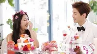 Henry `Super Junior-M` tampaknya makin lengket dengan Yewon, istri virtualnya dalam variety show We Got Married.