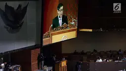 Menteri Hukum dan HAM Yasonna Laolly menyampaikan  pandangan akhir pemerintah soal RUU MD3 saat Rapat Paripurna Pengesahan RUU MD3 menjadi UU di gedung Parlemen, Senayan, Jakarta, Senin (12/2). (Liputan6.com/Johan Tallo)