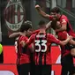 Pemain AC Milan merayakan gol yang dicetak Olivier Giroud ke gawang Cagliari dalam laga giornata kedua Serie A Liga Italia, Minggu (30/8/2021) dini hari WIB. AC Milan menang telak 4-1 dalam laga tersebut. (MIGUEL MEDINA / AFP)