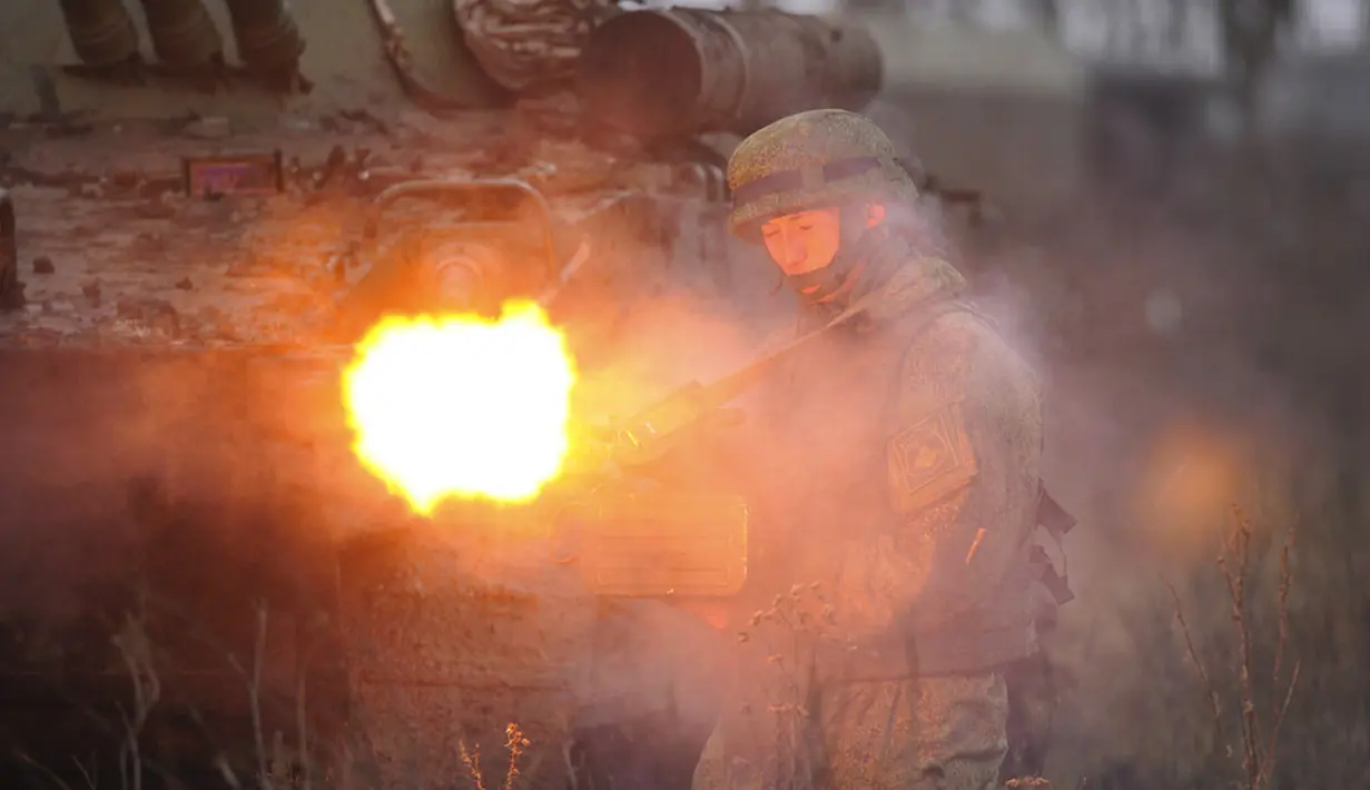 Seorang tentara Rusia mengambil bagian dalam latihan di lapangan tembak Kadamovskiy, Rostov, Rusia, 10 Desember 2021. Konsentrasi pasukan Rusia dekat Ukraina telah menimbulkan kekhawatiran Ukraina dan Barat tentang kemungkinan invasi yang dibantah Moskow. (AP Photo)