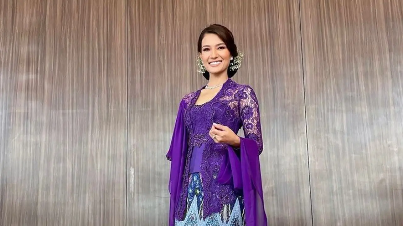 7 Pesona Duma Riris Hadiri Pernikahan Sang Adik, Tampil Anggun Berbalut Kebaya Ungu Karya Intan Avantie