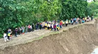 Lokasi pinggir aliran Sungai Tuntang di Desa Papanrejo, Grobokan Jawa Tengah yang sedang diperbaiki oleh Kementerian Pekerjaan Umum. (Dok: @kementerianpu IG&nbsp;https://www.instagram.com/p/DFXpqzwMAaL/?img_index=2&amp;igsh=MW1va3Zta2E5bDk1aw==)
