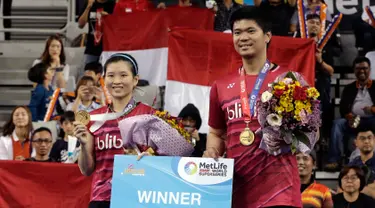 Ganda campuran Indonesia, Praveen Jordan/Debby Susanto saat penganugerahan medali seusai mengalahkan ganda China Wang Yilyu/Huang Dongping pada final Korea Terbuka 2017, Minggu (17/9). Praveen/Debby unggul dengan skor 21-17, 21-18. (AP/Ahn Young-joon)