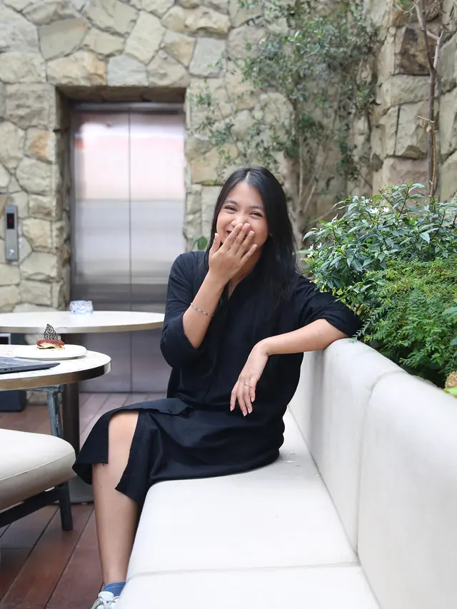 wanita mei tersenyum senang