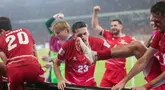 Pemain Timnas Indonesia Justin Hubner dan Elkan Baggott melompat ke arah barikade pembatas untuk menemui suporter setelah mengalahkan Thailand melalui drama adu penalti pada final FIFA ASEAN Cup 2026 di Stadion Utama Gelora Bung Karno (SUGBK), Jakarta, Senin (5/10/2026). (KLY/Budy Santoso)