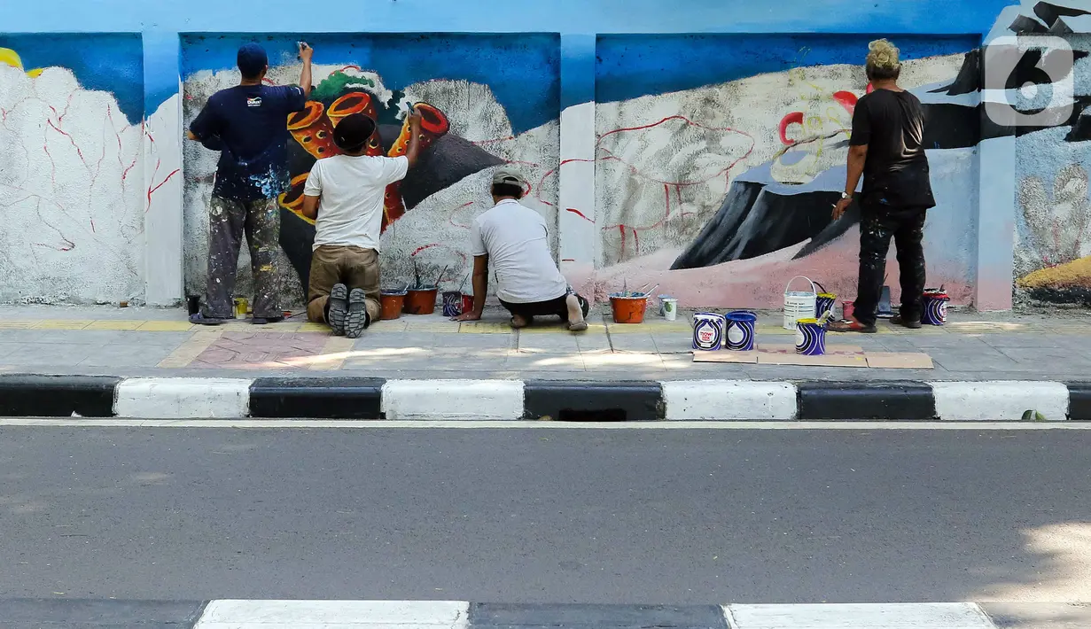 Suasana saat sejumlah seniman membuat mural bertema biota laut pada dinding di kawasan Cideng, Jakarta, Rabu (29/11/2023). Mural dibuat guna memperindah sekaligus penataan kawasan Kelurahan Cideng, Jakarta Pusat. (Liputan6.com/Herman Zakharia)