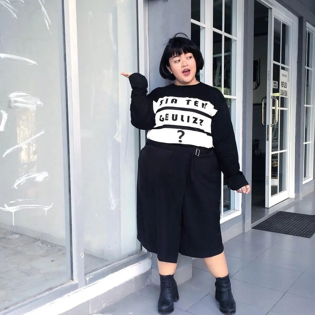 Inspirasi tampilan edgy buat si plus size. (Image: @tiraemon/instagram)