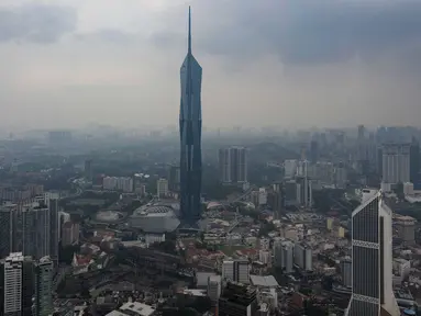 Menara Merdeka (KL118) dan gedung-gedung komersial tampak diselimuti kabut asap di Kuala Lumpur, Selasa, 11 Agustus 2026/ (AFP/ Mohd Rasfan).