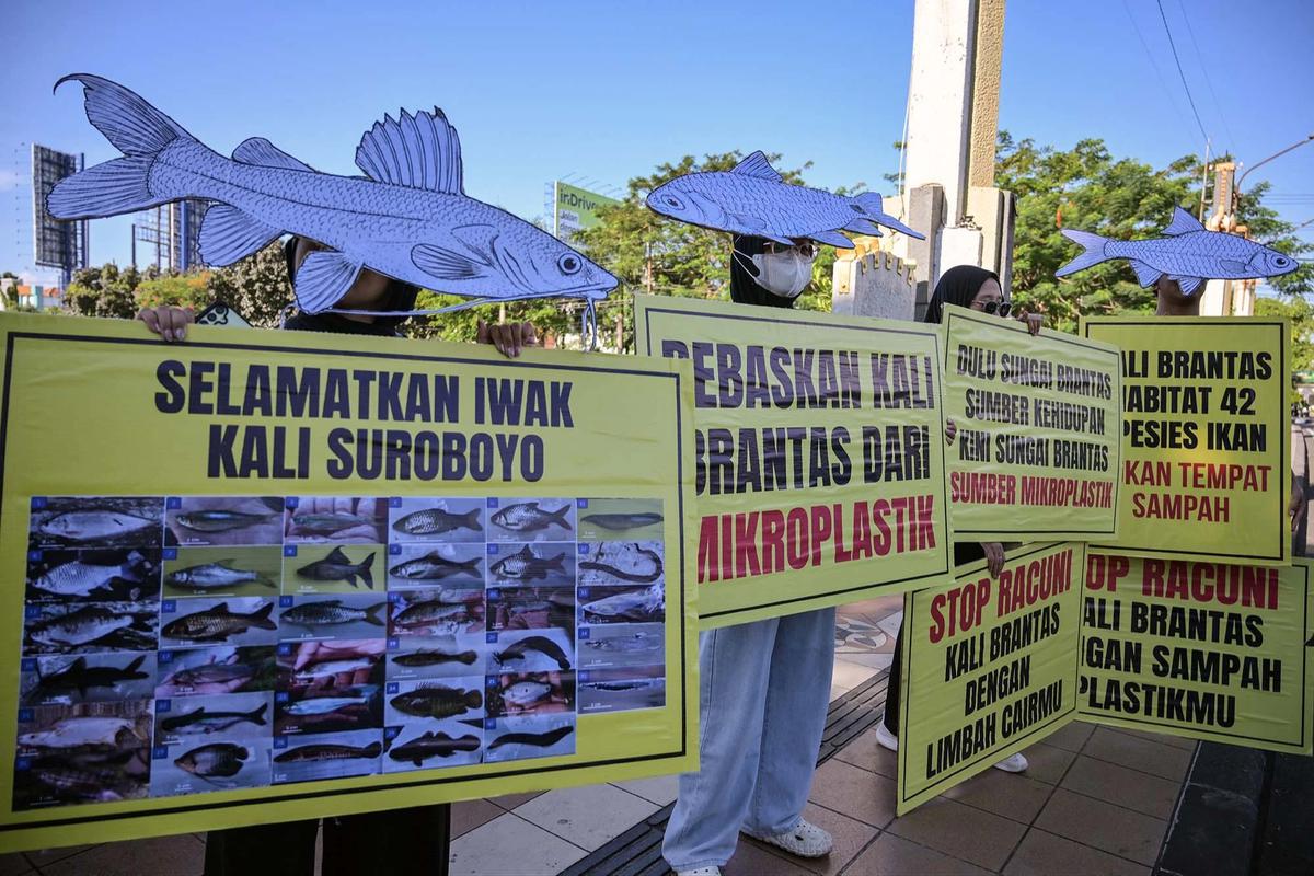 FOTO: Aktivis Ecoton Serukan Sungai Bersih pada Hari Lingkungan Hidup Sedunia