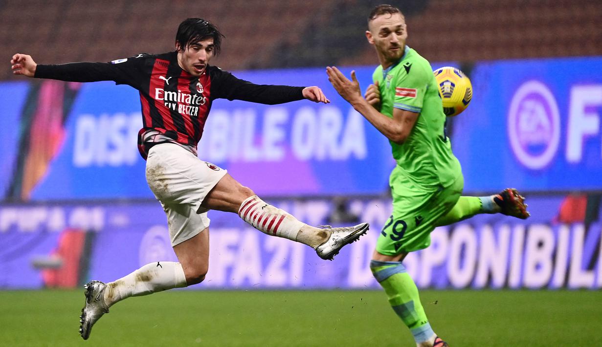 Sandro Tonali - Pemain yang disebut-sebut sebagai titisan Pirlo dan Gattuso ini tampil meyakinkan dengan di AC Milan. Permainan Tonali yang berani serta pantang menyerah membuat lini tengah Rossonerri kian sulit ditembus lawan. (AFP/Marco Bertorello)
