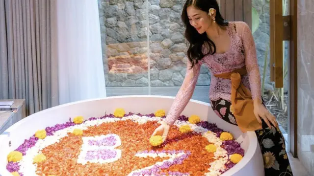 Bunga Zainal Mengenakan kebaya bali, credit: @bungazainal05