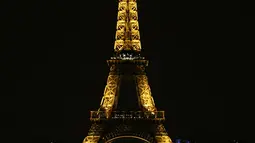 Gambar pada 29 Oktober 2018, landmark kota Paris Menara Eiffel saat lampu dimatikan untuk menghormati para korban serangan di sinagog, tempat peribadatan pemeluk Yahudi, di Pittsburgh. Dalam serangan itu, sedikitnya 11 orang tewas. Zakaria ABDELKAFI/AFP)