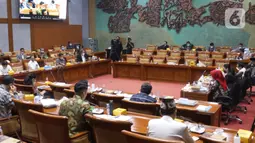 Suasana rapat kerja antara Mendikbudristek Nadiem Makarim dengan Komisi X DPR di Kompleks Parlemen, Jakarta, Selasa (15/6/2021). Rapat membahas Rencana Kerja Pemerintah Kementerian/Lembaga (RKP K/L) dan Rencana Kerja Anggaran Kementerian/Lembaga (RKA K/L) tahun 2022. (Liputan6.com/Angga Yuniar)