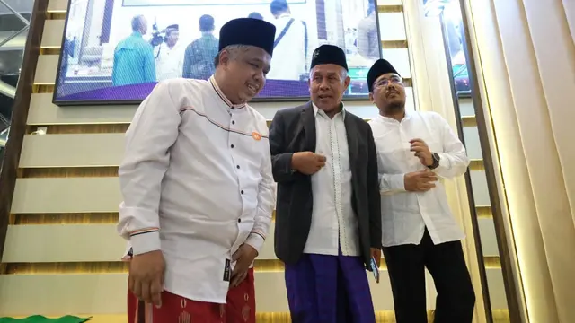 Irwan Setiawan berbincang dengan KH Marzuki Mustamar saat halal bi halal di kantor PWNU Jatim. (Istimewa).