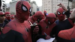 Mereka bertujuan memecahkan rekor dunia untuk jumlah orang terbanyak yang mengenakan kostum superhero Marvel tersebut dalam satu acara publik. (AP Photo/Rodrigo Abd)