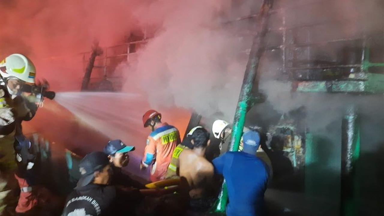 Korsleting Mesin Diduga Picu Kebakaran Kapal di Muara Baru, Pemadaman Berlangsung Intensif