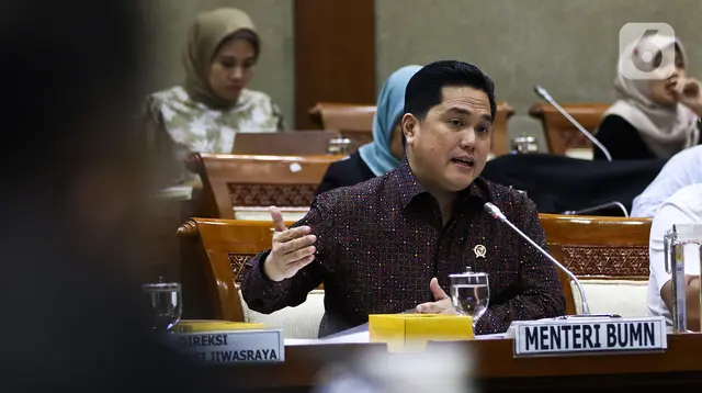 Menteri BUMN, Erick Thohir memberikan paparan dalam rapat dengan Panitia Kerja (Panja) DPR RI untuk skandal di PT Asuransi Jiwasraya (Persero), di Kompleks Parlemen, Jakarta, Selasa (29/1/2020). Erick Thohir diundang untuk membahas penyelesaian sengkarut Jiwasraya. (Liputan6.com/Johan Tallo)