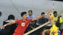 <p>Pemain Timnas voli putra Indonesia U-20, Farchan Vachrezy (kiri) berusaha mendrop bola saat menghadapi India pada laga perempatfinal Kejuaraan Bola Voli Asia Putra AVC U-20 2024 di Jawa Pos Arena Surabaya, Sabtu (27/7/2024) malam. Timnas voli putra Indonesia U-20 menang 3-1 (25-20, 25-23, 16-25 dan 25-18). (Dok. PBVSI)</p>