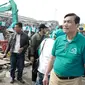 Menteri Koordinator Bidang Kemaritiman Luhut Binsar Panjaitan melakukan pengecekan sampah di kawasan pesisir Cilincing, Jakarta Utara, Sabtu (6/4). (Liputan6.com/Immanuel Antonius)