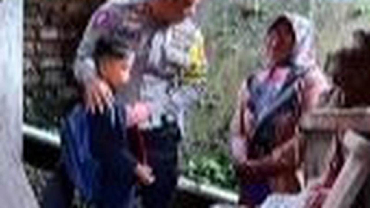 "Sejak usia 4 bulan, Ilham ditinggal pergi bapaknya dan hidup berdua dengan ibunya sebagai pembantu rumah tangga paruh waktu," demikian dikutip dari keterangan unggahan.