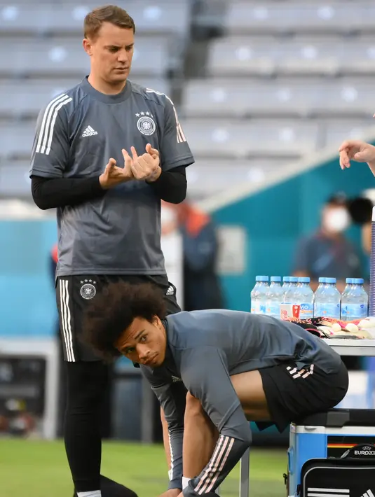 Penjaga gawang Jerman Manuel Neuer (kiri) dan gelandang Jerman Leroy Sane (kanan) ambil bagian dalam sesi latihan MD-1 Jerman di Allianz Arena di Munich (14/6/2021). Grup ini diisi tim juara seperti Prancis dan Portugal, tanpa mengecilkan Hungaria yang jadi underdog di grup ini. (AFP/Franck Fife)