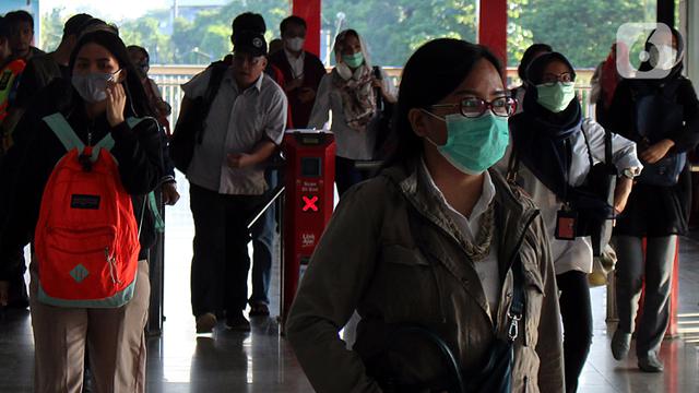 Virus Corona Masuk Indonesia, Warga di Jakarta Beraktivitas Pakai Masker