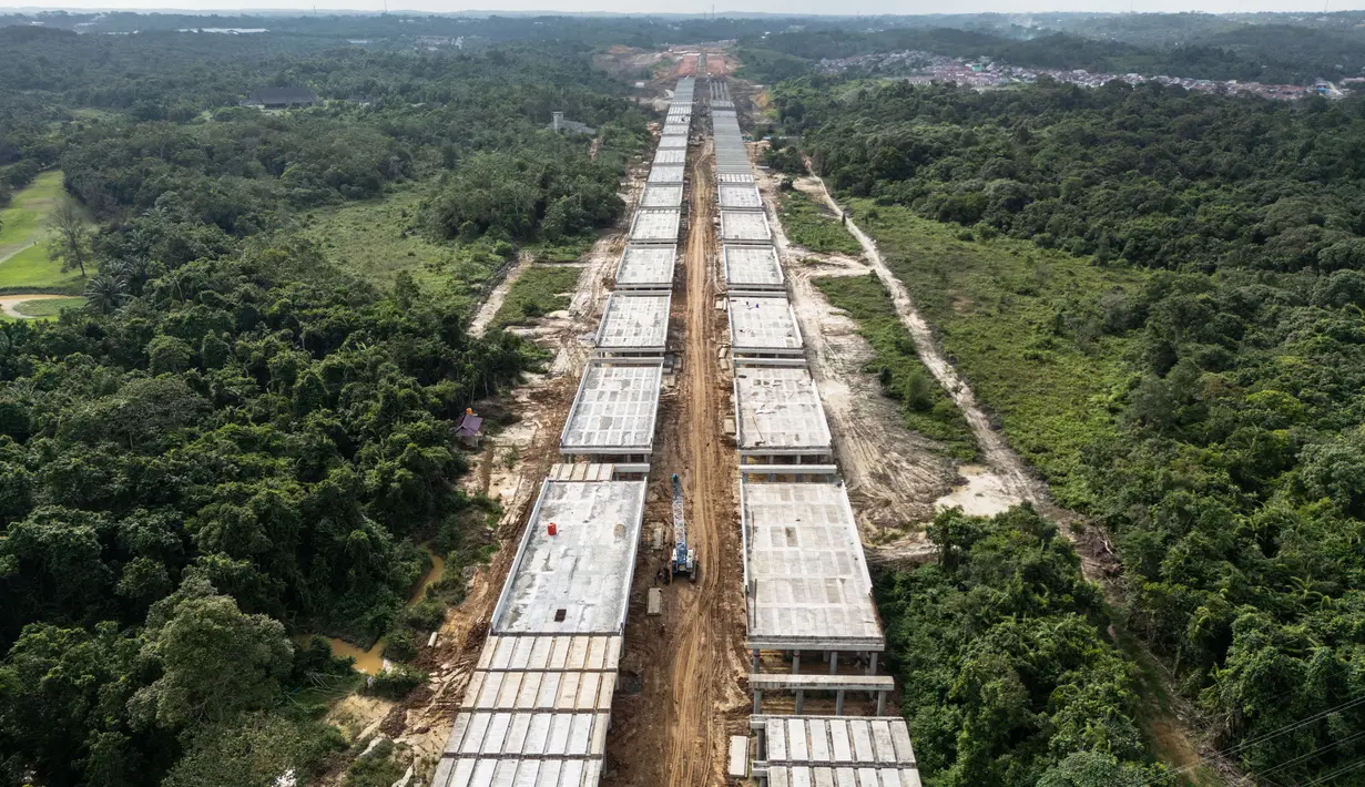 Penyelesaian pembangunan jalan tol untuk penunjang infrastuktur akses pelaksanaan upacara HUT ke-79 RI di Nusantara. (Foto: AFP)