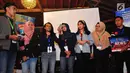 Finalis Citizen Journalist Academy melakukan presentasi saat malam keakraban di Jambore Citizen Journalist Academy Energi Muda Pertamina di Cikole, Bandung (15/11). (Liputan6.com/Helmi Afandi)