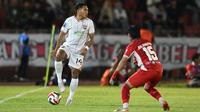 Aksi pemain Borneo FC Samarinda, Fajar Fathurrahman di kandang Semen Padang dalam laga pekan ke-11 BRI Super League di Stadion H. Agus Salim, Padang, Minggu (9/11/2025) malam. (Dok. Borneo FC Samarinda)