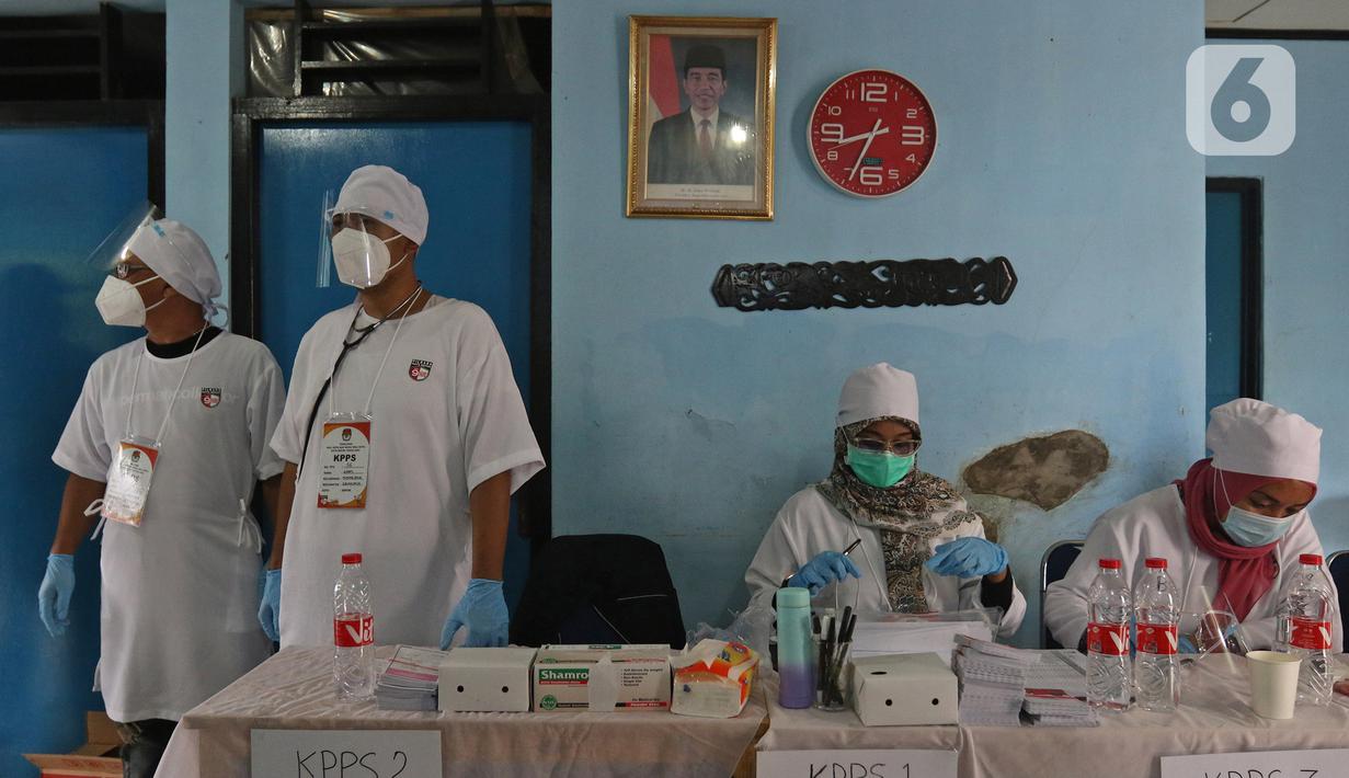 Petugas menggunakan atribut dokter saat Pilkada Depok di Tempat Pemungutan Suara (TPS) 56, Mekarjaya, Depok, Rabu (9/12/2020). TPS dengan tema kesehatan itu bertujuan menarik warga menggunakan hak pilih dan mengingatkan protokol kesehatan di masa Pandemi COVID-19.  (Liputan6.com/Herman Zakharia)