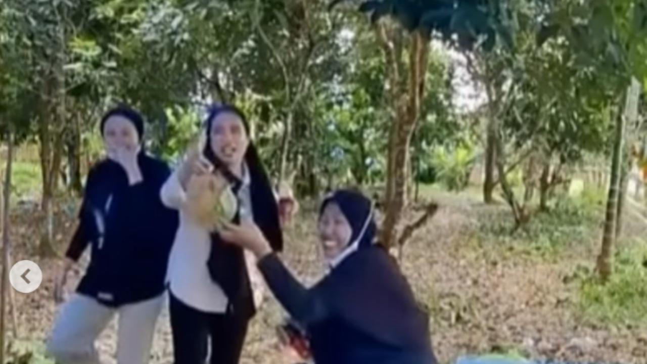 Momen Lucu Lagi Khusyuk Ziarah Kubur, Keluarga Ini Malah Teriak 'Alhamdulillah' Gara-gara Durian Runtuh