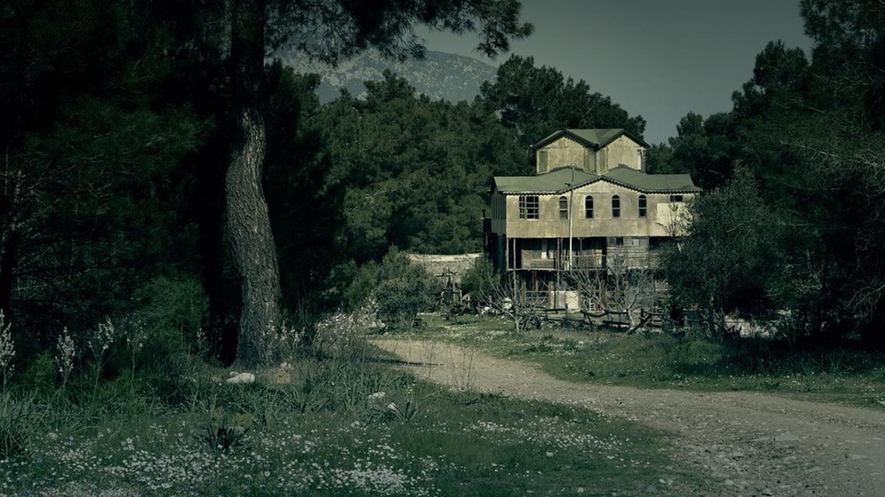 Ilustrasi Rumah Angker