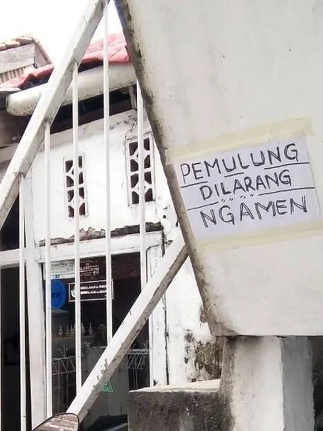 10 Potret Lucu Peringatan Dilarang Ngamen Ini Langsung Bikin Balik Badan